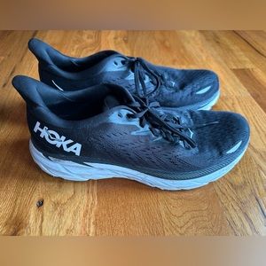Hoka Clifton 8 Running Shoe in Black/White. Sz: 12